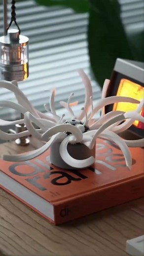 Powered by precision gears that gently open and close its petals, this mechanical flower sculpture seamlessly blends technology with natural aesthetics. Simply plug it in to witness the rhythmic pulse of floral life, infusing your desk, home, or office space with a touch of vitality and soothing ambiance.✨⚙️ | Navarro Knotts Andrew