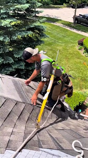 Toit en pente. Tu poses un genou. Tu cherches ton appui. Et tu sens que ça peut partir à tout moment. C’est exactement ce que j’ai pensé en voyant une invention aux États-Unis : Pitch Hopper. Une plateforme légère que tu poses direct sur la pente. Pas de clou. Pas de vis. Juste une mousse ultra adhérente dessous. Résultat : ça reste en place. Et surtout… ça ne massacre pas les tuiles. Chez Oxwork, on ne monte pas sur les toits. Mais on voit passer les retours, les galères, les “ça glisse”, les “