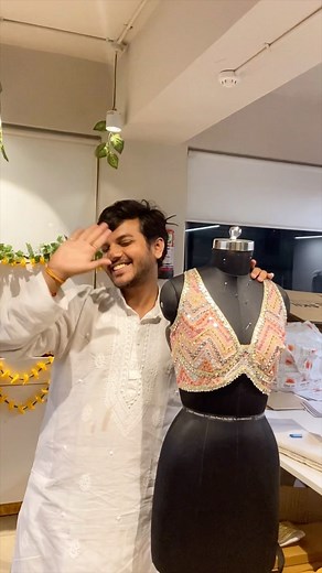 1M views · 10K reactions | Backless toh suna tha, ye toh blouse less ho gya !! Par aap tension mat leejiye, aapko hum aise blouseless nhi chaodne vale, kyunki humare course aap blouses, tops, dress, jackets, corset aur pata nhi kya kya sikh skte hain !! Dm for more details 懶 . #fashion #design #designer #lehenga #navratri #reels #reelsindia #indinfashion #reelsfyp #viral #trend #foryou #fyp #explorepage #explore #instagood #indian #festive #navratri #diwali | Skillinabox X Fashion | Facebook