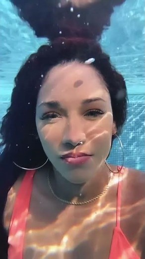Candice Patton en bikini. Iris West...