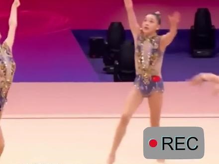 中国艺术体操队第一个世界冠军，精彩动作频出，现场惊呼声不断