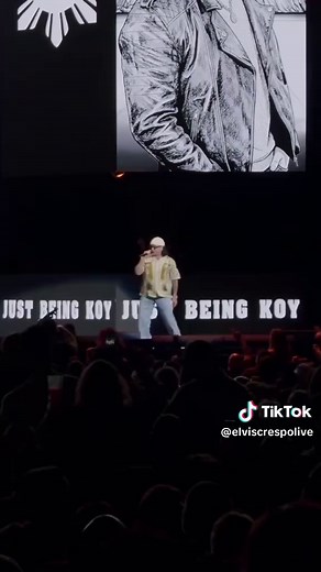 Elvis Crespo sorprende en show de Jo Koy cantando 'Suavemente'