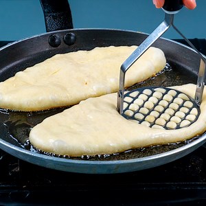 617K views · 853 reactions | Przyjaciele przynoszą swoją mąkę, więc mogę przygotować dla nich ten przepis! Proste i pyszne Składniki: ciepłe mleko: 300 ml cukier: 10 g suszone drożdże: 8 g sól: 6 g mąka: 450 g olej: 30 ml ser: 300 g jajka: 1 szt. olej: 20 ml keczup: 60 g jogurt: 100 g ogórki kiszone: 50 g cukier: 5 g ocet: 5 ml sól: 4 g czarny pieprz: 2 g | Cookrate - Polska | Facebook