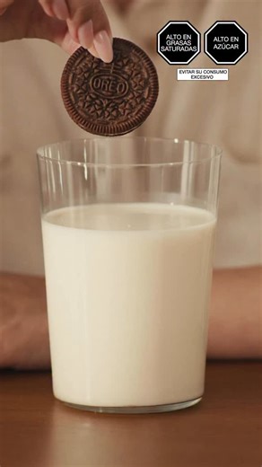 Prueba las nuevas Oreo edición SELENA GÓMEZ. Chocolate con crema de leche condensada y canela. Remójalas en leche o con tenedor 😛 | OREO