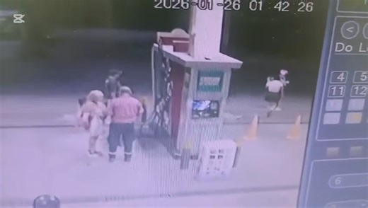 🟠INDIGNACIÓN POR MALTRATO ANIMAL: PIDEN AYUDA PARA IDENTIFICAR AL VIOLENTO Un video difundido por Magui Ibáñez, de la Asociación Protectora de Animales, muestra a un hombre que arrojó violentamente a un gatito en la estación de servicio Axion de Av. San Nicolás de Bari. El animal fue rescatado por testigos y se encuentra a salvo. Piden colaboración para identificar al responsable y realizar la denuncia correspondiente. ⏸️https://elfederalonline.com/2026/01/30/maltrato-animal-piden-ayuda-para-id