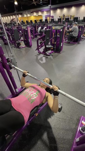 𝐅𝐨𝐮𝐧𝐝𝐞𝐫𝐬' 𝐃𝐚𝐲 𝐖𝐨𝐫𝐤𝐨𝐮𝐭 𝐒𝐞𝐬𝐬𝐢𝐨𝐧 💫 This press (3x15) targets the upper chest, shoulders, and triceps while keeping the core engaged to stay aligned. I added squats (3x15) and wrapped it up with a focused ab crunch session (3x15) to build balance and stability. Life is a lot like this workout. Some days you’re pushing heavy, other days you’re holding yourself steady so you don’t lose form. Both seasons matter—and both are shaping your strength. This session reminds me to st