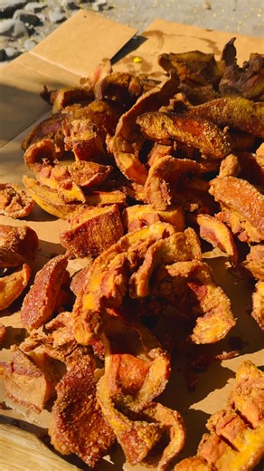 Chicharra, saliendo a cada hora 😍 Solo en La Chicharronera HN! Pase por sus libras! Todos los días, desde las 7:00 am. 📍CA13, a 1/2 cd de posta policial. Zamora, Tocoa Colón. Honduras 🇭🇳 📲 8749-5826 📲92674774 | Chicharronera 0209 Tocoa, Colon