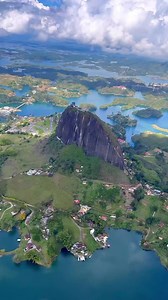 LA PIEDRA EL PEÑOL - GUATAPE . . 📷 Créditos: @loquitoporticolombia . . La piedra de El Peñol o piedra de Guatapé es una roca de 220 m de altura a la que se puede subir por 649 escalones para apreciar una panorámica del embalse de El Peñol. En los alrededores los visitantes encuentran varios restaurantes y sitios de hospedaje. La piedra está situada en la vereda La Piedra, 2 km antes de llegar a Guatapé. La piedra del Peñol o Peñon de Guatape como se conoce actualmente es uno de los dos monolito