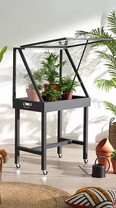 #DIYMrBricolage 👨‍🌾🌱Décorative et facile à fabriquer, cette mini serre offre les conditions idéales pour la germination des graines, l'enracinement des boutures et la croissance de vos semis ! On vous guide pour créer la vôtre grâce à notre #Ateliertutos 👇 | Mr.Bricolage