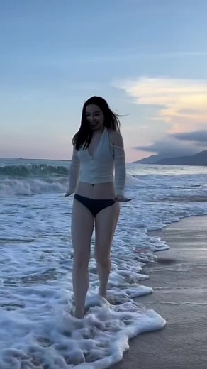 Beach Serenity: A Relaxing Evening by the Waves