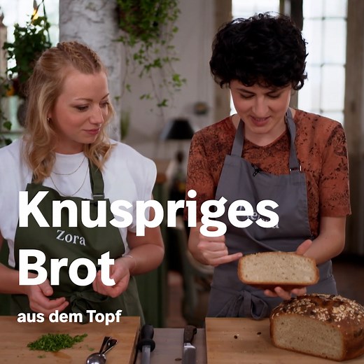 Was gibt es Besseres als selbst gemachtes, frisch gebackenes Brot? 🍞😋 Theresa Knipschild zeigt ihr One-Pot-Brot, das in nur zwei Stunden fertig ist – ganz ohne Aufwand und mit Zutaten, die du kennst. Außen knusprig, innen weich und einfach himmlisch! Was darf in deinem Brot nicht fehlen? Theresa und Zora setzen auf Haferflocken und Kürbiskerne für das gewisse Etwas. | ARD Food
