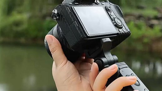 索尼DualSense无线手柄，轻巧便携，蓝牙连接稳定，VLOG拍摄时操控流畅，游戏与创作两不误，提升效率又好玩。