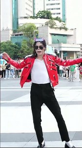 He back ! The King of Pop !