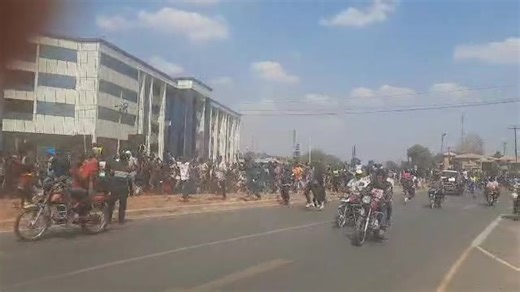 #Times360Malawi Zisangalalo zayambika mu mzinda wa Lilongwe pomwe anthu ochuluka ayamba kuyenda ndi kuvina m'misewu. Ngakhale bungwe la MEC silidalengeze zotsatira za chisankho cha mtsogoleri, kuvomereza kugonja komwe a Lazarus Chakwera achita kwabutsa chimwemwe pakati pa anthu otsatira Peter Muthalika omwe akuwoneka kuti apambana. Wolemba Kingsley Jassi | Times 360 Malawi