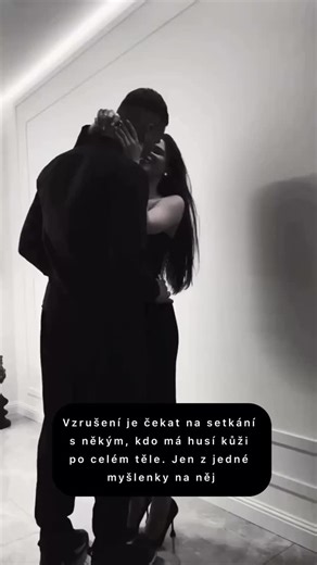 Eva Česko on Instagram: "Čekání na setkání s někým, kdo vyvolává husí kůži, je magický proces plný vzrušení a očekávání. Každý okamžik strávený přemýšlením o něm je jako pomalý tanec emocí, kde srdce bije Unisono s očekáváním. Myšlenky na jeho úsměv, pohled a hlas se stávají tichými melodiemi, které zaplňují prostor kolem. Je to stav, kdy čas ztrácí svou obvyklou rychlost a realita jako by se zbarvila do jasných odstínů naděje a snu. V takových chvílích se dokonce vzduch stává nasyceným a každý 