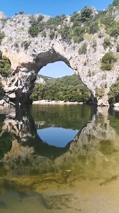 MAGNIFIQUE ! Le célèbre Pont d’Arc, arche naturelle d’une hauteur de 54 m, tout à côté du village de Vallon Pont d’Arc (Ardèche–France). La navigation vient d’ouvrir et les tout premiers canoës viennent de descendre les célèbres gorges de l’Ardèche (France)... Cela vous donne quelques envies ? Merci à Val d’Artdèche pour cette superbe vidéo ! | La Place du Village