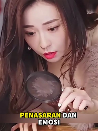 Jokowi tanpa sengaja menemukan sebuah kerajaan kecil yang sedang dilanda kelaparan. Dari mi instan hingga tank mainan. #movie #alurcerita