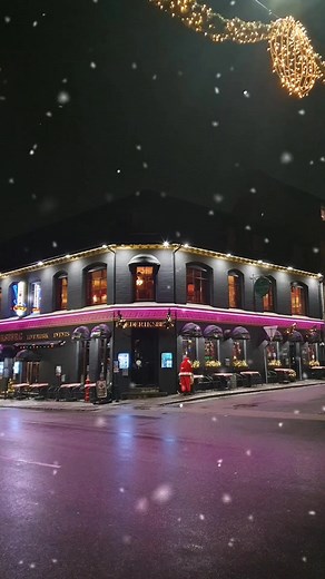 🎄 𝙅𝙪𝙡𝙚𝙛𝙚𝙨𝙩 𝙥å 𝙁𝙧𝙚𝙙𝙚 – 𝘿𝘼𝙉𝙎 𝙁𝙍𝘼 𝙆𝙇. 𝟮𝟮! 💃🕺 🎧 DJ med julehits, 80/90/00’erne og de største nye hits på begge etager🔥 🍹 Fri entre - Baren er klar – vi fester frem til kl. 03! 🌙 Åbent for alle – kom som du er, og dans til den "mørke" morgen. 📅 𝙃𝙫𝙚𝙧 𝙬𝙚𝙚𝙠𝙚𝙣𝙙 𝙛𝙧𝙚𝙢 𝙩𝙞𝙡 𝙟𝙪𝙡 🎄 | Cafe Frederiksberg - Livemusik