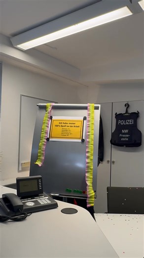 Heute ist Spaß-bei-der-Arbeit-Tag! 📌🗓️🥳 Und ja - auch bei der Polizei Krefeld darf gelacht werden.😅 Zwischen Kaffetassen ☕️, Funkgeräten 📢 und Blaulicht 🚔 gilt: ➡️ Wir nehmen Ihre Sicherheit immer ernst ‼️- verlieren unseren Humor nur selten. #SpaßbeiderArbeitTag | Polizei NRW Krefeld