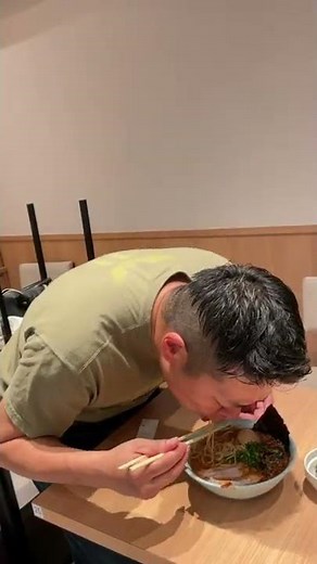 ニンニクパウダーを豪快に振りかける豚骨ラーメン【熊本の天外天】Best Ramen