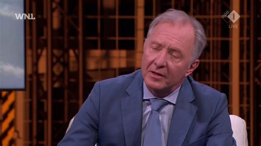 Met een bijzondere operatie heeft de VS een bemanningslid gered dat vermist was geraakt nadat vrijdag een gevechtsvliegtuig boven Iran was neergehaald. "Het is een behoorlijk grootschalige operatie geweest", vertelt hoogleraar Militaire Studies Martijn Kitzen. "Er zijn vrachtvliegtuigen geland in Iran. Commando's zijn op zoek gegaan naar de vliegenier en hebben hem gevonden. We horen dat er behoorlijk is geschoten." #WNLOpZondag #WNL