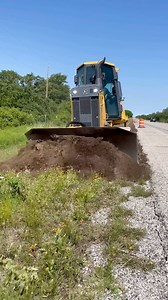 Daily dose of dirt Video Credit: @kitchingco.dirtworx — WORK THE DIRT — #workthedirt #digitdigitalgps #earthwork #earthmoving #earthmover #dirt #dirtwork #heavyequipment #dozer #tractor #deere #deereconstruction #construction #equipment #machinery #dirtlife | Dig-It Digital GPS