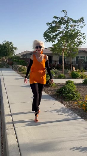 When the wind starts to blow you away… 😅🧡 #fashionover70 #orangeoutfit #makeupover70 #gramofglam