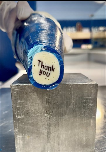 We love making custom pieces — especially when they let us say “thank you” to everyone watching, liking, and supporting. On adore créer du personnalisé — surtout quand ça nous permet de dire merci à tous ceux qui nous soutiennent. #thankyou #candy #madeinmontreal #candyshop #candymaking