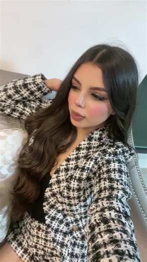 Stylish Tips for Wavy Hair in Houndstooth Fashion