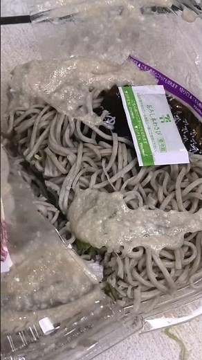 セブンイレブンの50%以上感謝盛りの濃厚だし割りとろろの冷しぶっかけそばを切りました。 #セブンイレブン #とろろ #そば
