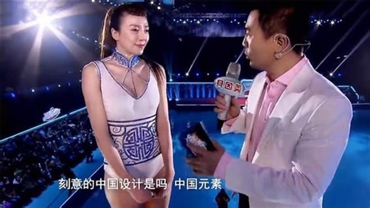 周韦彤穿青花瓷泳衣跳水，黄健翔低头被胸围惊艳丨中国星跳跃