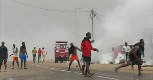 L'évacuation de l'aéroport de Douala divise | Africanews