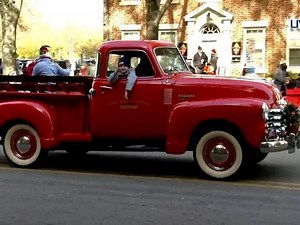 'Conveyor belt of joy': Raleigh hosts 2021 Christmas parade after year of canceled, virtual events