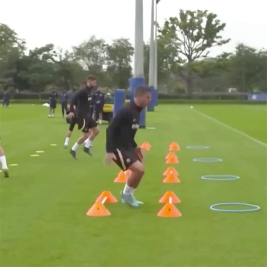 392K views · 9.6K reactions | These are two progressions from a Chelsea Football Club activation setup under new manager Graham Potter. For more training session plans 푫푶푾푵푳푶푨푫 푳푰푵푲: https://keepitonthedeck.com/downloads/the-three-ps-of-football | Football Training Drills/Session Plans | Facebook