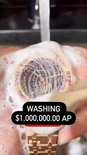 Washing the 1 Million Dollar rare AP 🫡🤯 •••••••••••••••••••••••••••••••••••••••••••••••• Credits to @watch.eric •••••••••••••••••••••••••••••••••••••••••••••••• #audemarspiguet #audemars #ap #orologio #relojes #reloj #relogios #relogio #orologio #saat #kolsaati #montre #montres #horlogerie #horloge #horology #sat #часы #手表 #腕時計 #horologymania #wristgame #ساعة #watches #錶 #นาฬิกาข้อมือ | I FN love watches