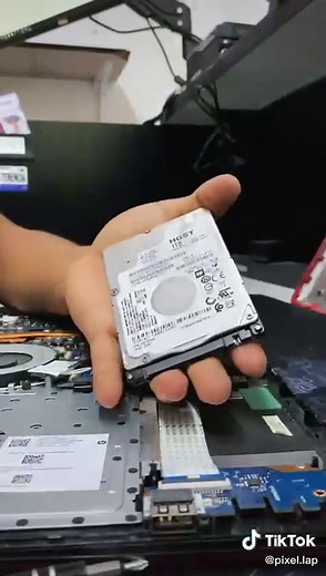 ¿Cómo cambiar el disco mecánico a disco sólido en una laptop HP?