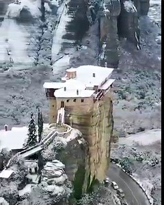 The Meteora is a rock formation in central Greece hosting one of the largest and most precipitously built complexes of Eastern Orthodox monasteries, second in importance only to Mount Athos. The six monasteries are built on immense natural pillars and hill-like rounded boulders that dominate the local area...video by @kafetsis.a.fotis kafetsis.a.fotis https://Epirus.Photography 00000000000000000000000000000000 0.... Location: Meteora, Kalampaka Trikala Greece lags »» #earthpix #wonderful_places 