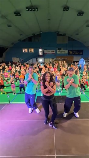 A energia, o ritmo e a alegria da Zumba estão tomando conta! 🎶✨ Vem dançar com a gente, liberar o estresse e sentir essa vibe contagiante que só o Portal Zumba Brasil tem! 🇧🇷💪 👉 Dê o play, curta, comente e compartilhe com seus amigos — espalhe o movimento, o sorriso e a saúde! 😍 #PortalZumbaBrasil #ZumbaBrasil #VemDançar #EnergiaPositiva #MovimentoQueTransforma | Portal Zumba Brasil Regional