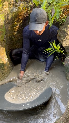 113K views · 1.1K reactions | gold prospecting Treasure hunt,. Gold nugget | panning for gold | Digging for gold #goldmining #goldhunter #goldpanning #diggingforgold #foundgold #goldrefaning #altinaramak #howtofindgold #goldhunter #tesoro #mininggold #buscandooro #emas #gold | Ropis Gold Hunting | Facebook
