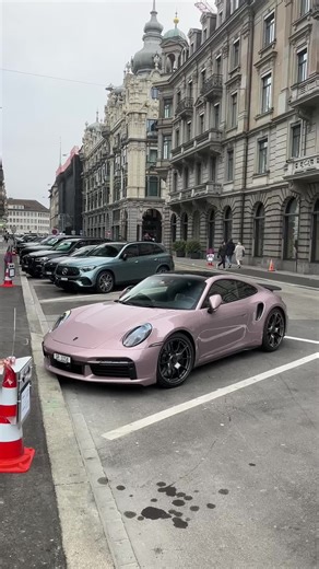 Der auffällige Porsche 911 Turbo 50 in Frozen Strawberry