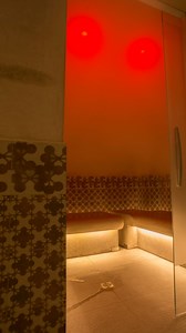 Il rituale Hammam è un’esperienza che affonda le radici nella cultura araba per liberare il corpo dalle tossine e la mente dalle tensioni. Avvolti dal calore del vapore, tra fragranze avvolgenti e sonorità evocative, il savonage con prodotti a base del nostro olio d’oliva risveglia i sensi e regala una profonda sensazione di rigenerazione. Un percorso esclusivo della Private Spa Ars Vivendi, pensato per ritrovare equilibrio, leggerezza e armonia interiore. Scopri l’esperienza Hammam e immergiti 