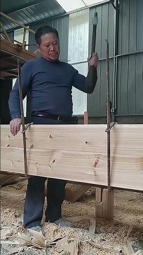 Master Carpenter Strikes Giant Wooden Wedge Into Massive Timber – Epic Joinery in Action!