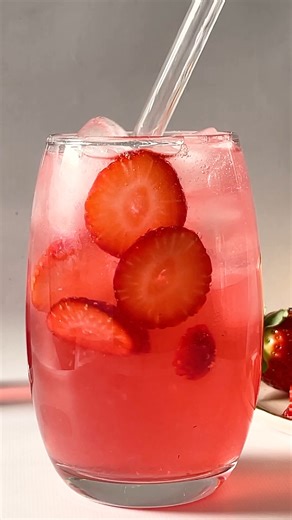 Drink de hibisco 👀💛 INGREDIENTES Hibisco seco Morango Gelo Suco de um limão Água com gás MODO DE PREPARO Para preparar esta super bebida, você precisará fazer a infusão de hibisco seco. Depois num copo coloque os morangos cortados, muito gelo, suco de limão, a nossa infusão mágica de hibisco e um pouco de água com gás para o toque final. | Tastemade Brasil