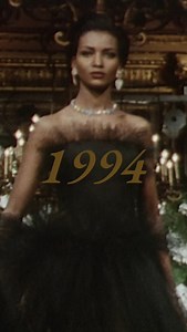 Comme le déclare Loulou de La Falaise dans Women’s Wear Daily, la collection printemps-été 1994 est « l’essence même de la maison Yves Saint Laurent ». Le couturier confirme dans Le Figaro : « J’ai voulu […] retravailler mes grands classiques jusqu’à l’épure totale. Le style, rien que le style. » Composé de 61 modèles, le défilé revisite les pièces emblématiques : ensembles-pantalons, jupes, tailleurs sobres à épaules marquées et cols larges, blouses de mousseline cravatées, robes sahariennes, p