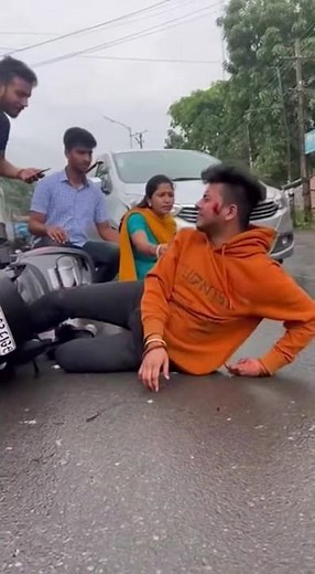 A man accident on road people saved him
