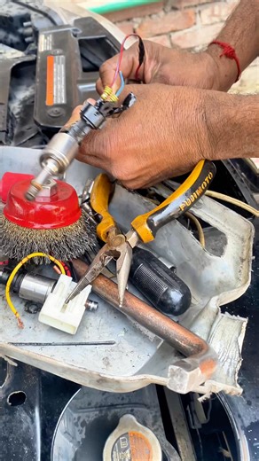 How to clean fuel injector by taking the electric line from the self starter! | Upgraded Mechanic