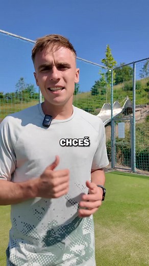 Všechny cviky i s pauzami ⬇️ - side to side line hops 3x10 (30-45 s pauza) - side to side single leg hops 3x8 obě nohy (45-60 s pauza) - metcalf jumps 2x20 (30-45 s pauza) - side to side lower hops 3x8 (30-45 s pauza) - single leg over line double jump 3x6 obě nohy (45-60 s pauza) - high knee single leg line jumps 2x8 (45-60 s pauza) #fotbal #fotbalista #plyo #plyometrie #trenink #fotbalovysvet #milujufotbal | Štěpán Šebrle