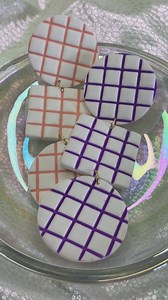 380 reactions · 13 shares | Make with me!!! 李李 Living for a mismatched earring moment, and these gals give pool tile vibes in the best way!!! A combo of souffle and liquid sculpey, the detail won’t rub off once cured. 李李 Make sure to follow for more clay tips!!! 李李 | Roo and Roo | Facebook