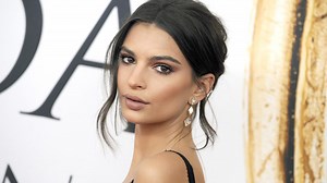 Model Emily Ratajkowski posiert mal wieder splitterfasernackt