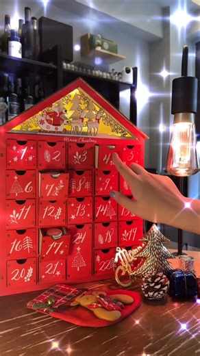 Whisky Experience | Tour on Instagram: "Scotch Whisky Explorer X’mas Advent Calendar 蘇格蘭探索之旅聖誕倒數盒-威士忌學習盒 Taste in this all-in-one box 四種獨特風格 Sherries • Peated • Floral & Vanilla • Maritime 踏進12月，每天都有一款威士忌陪你倒數聖誕， 我們精選24款來自蘇格蘭不同地區、別具特色的威士忌，以酒代墨，編寫出濃縮版的威士忌歷史書。 隨品飲盒附上的筆記，讓你享受品飲之餘，除了掌握威士忌數百年來的大事，用與別不同的方式慶祝佳節。 在這24款威士忌當中，分佈「花、果、鹽、煙」四大類別，每天用不同角度感受威士忌的四季變化，認識與享受在其中。 2025年這版強調好玩與新意，眼界不局限於蘇格蘭酒廠，不是基本入門，已是進階探索版。 🔻🔻🔻🔻 Scotch Whisky Explorer X’mas Advert Calendar 🛫️early bird price : $1,288 🍺normal pric